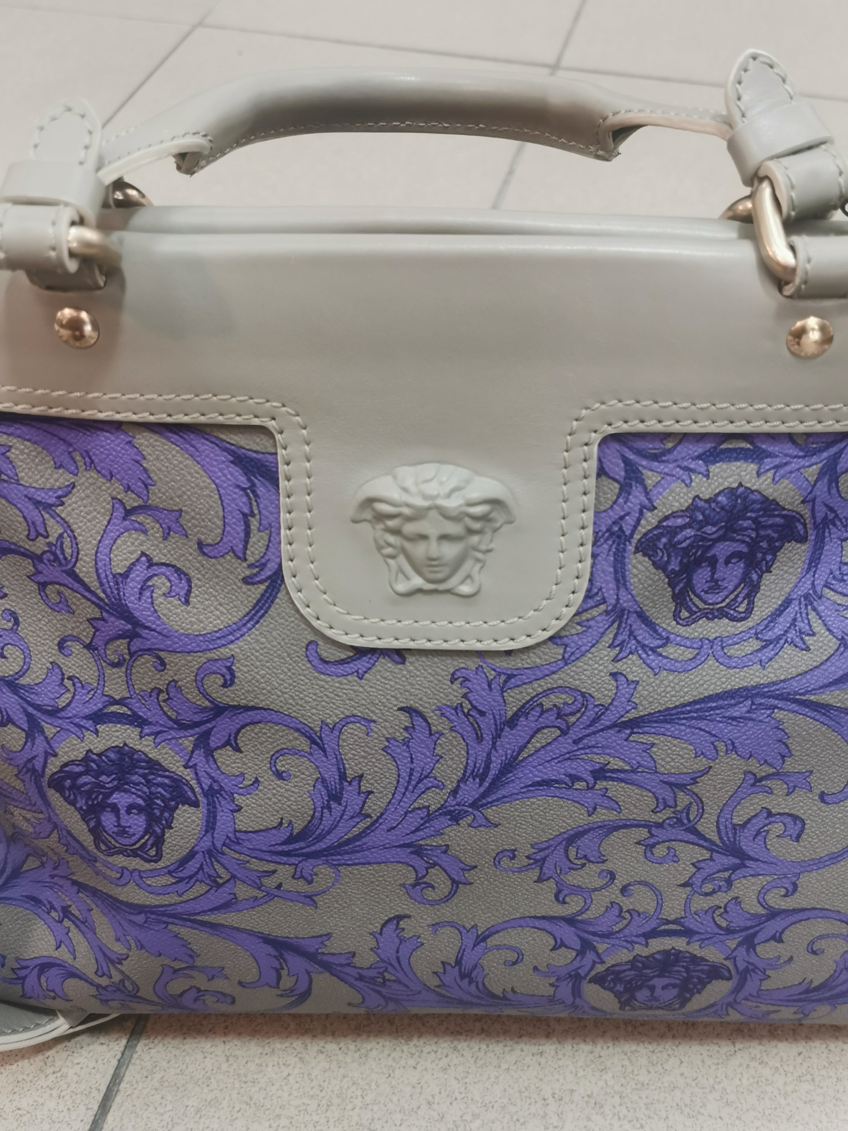 Versace sivo ljubičasta tašna