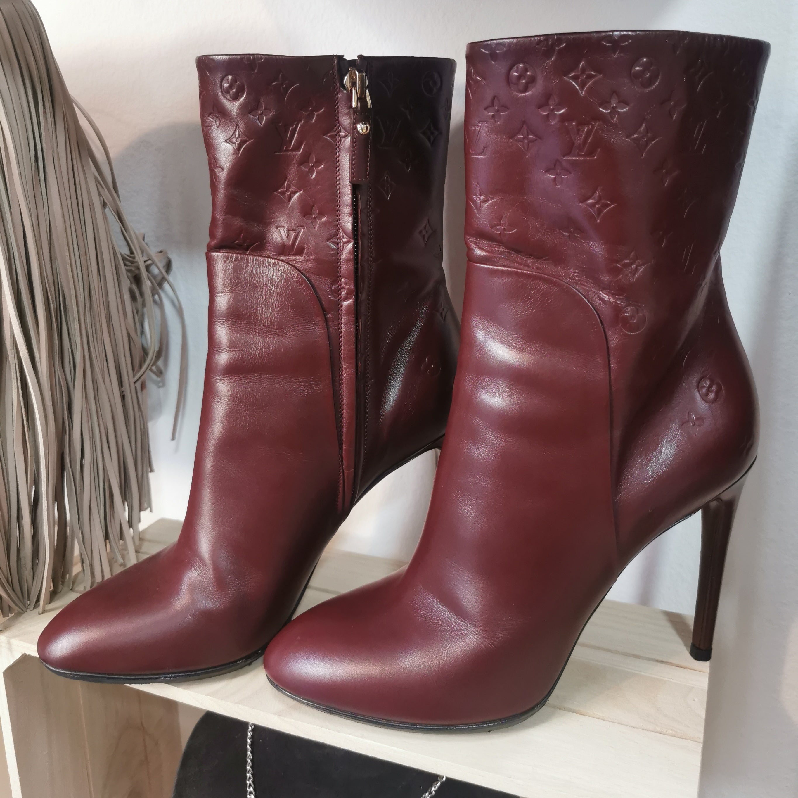 Louis Vuitton kožne čizme br 37