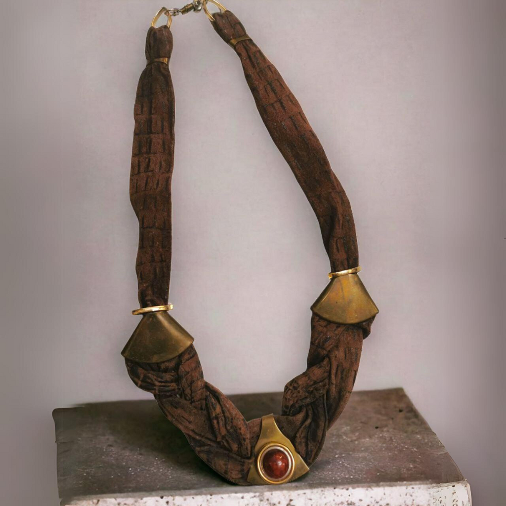 Vintage Leather Necklace With Metal Details And Stone In The Middle / Vintage Kožna Ogrlica Sa Metalnim Detaljima i Kamenom u Sredini