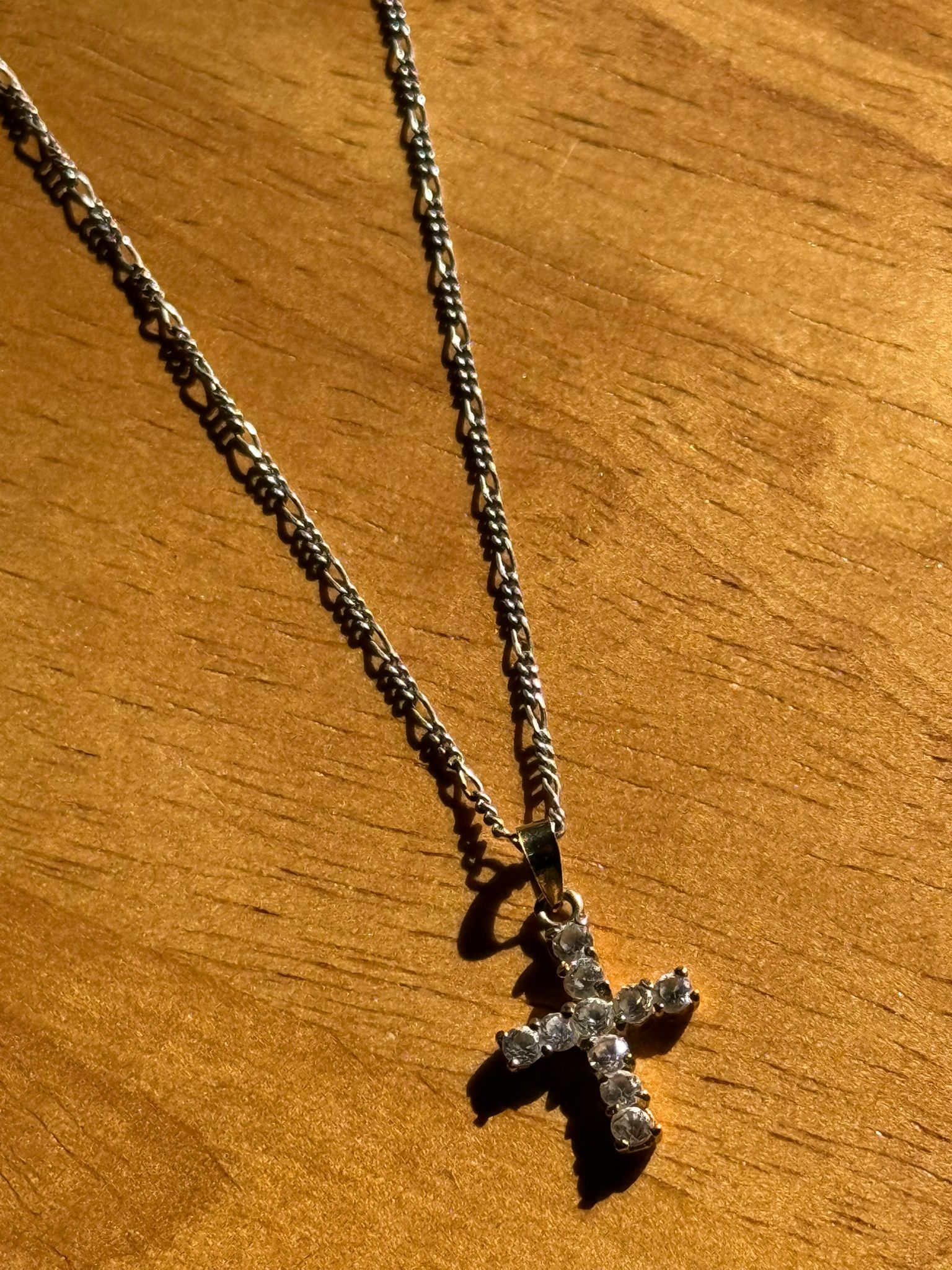 Srebrni elegantni lančić sa priveskom krsta