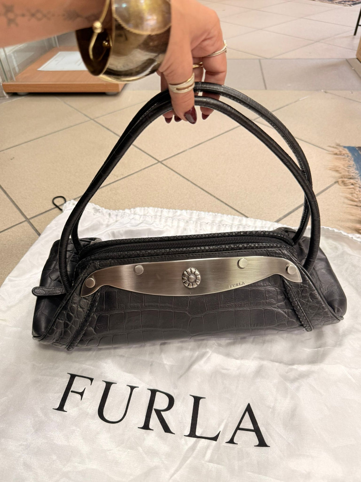 Furla manja tašna crne boje
