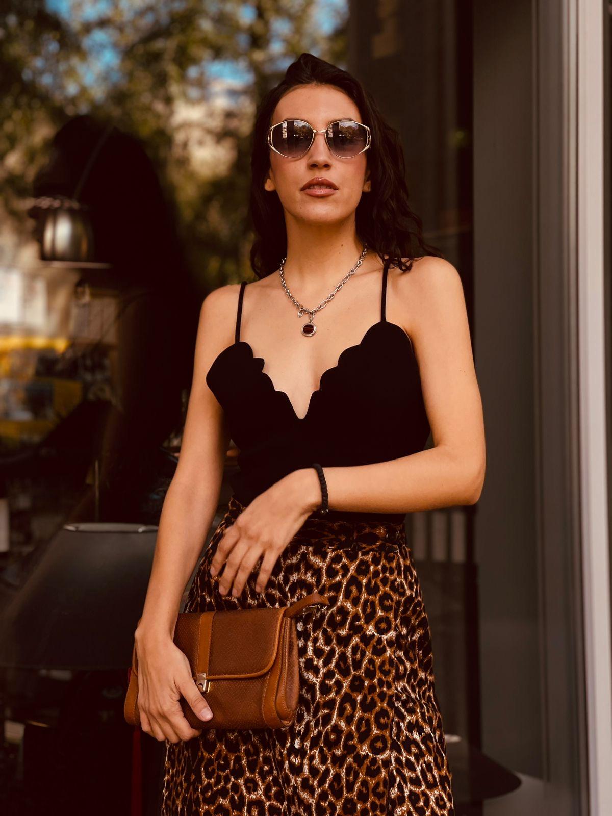 Carven crni top zanimljivog kroja