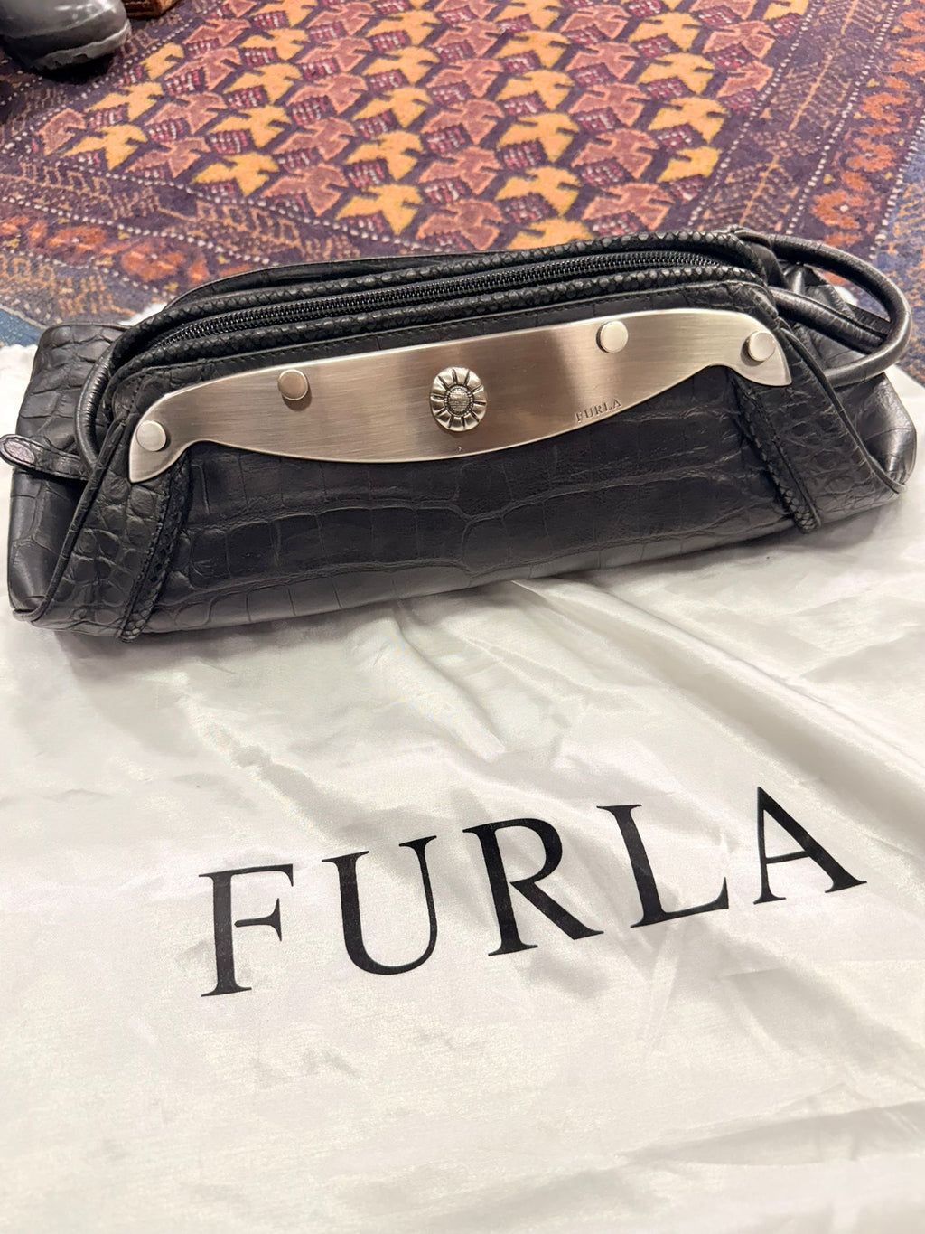 Furla manja tašna crne boje