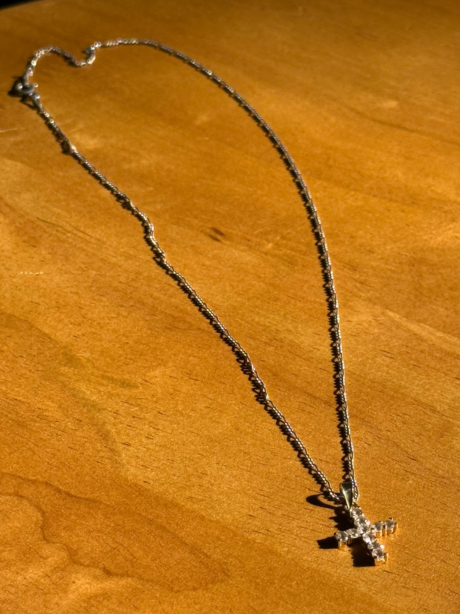 Srebrni elegantni lančić sa priveskom krsta