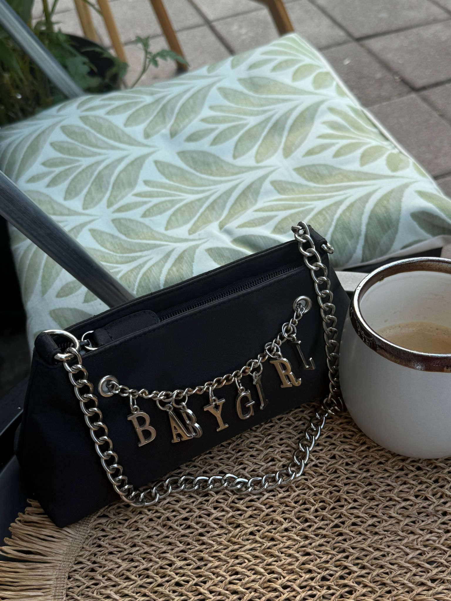 Vintage crna tašnica sa lancem sa slovima