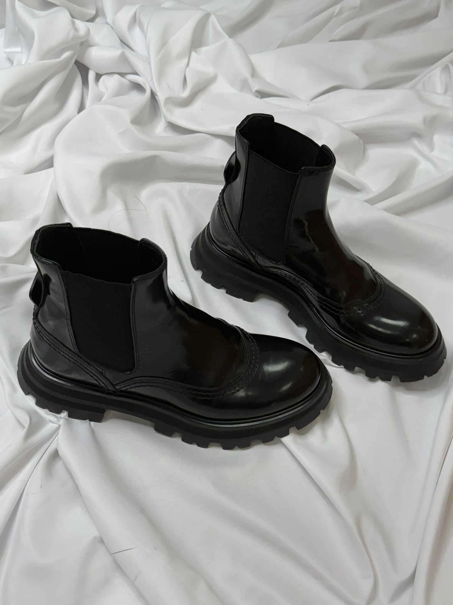 Alexander McQueen crne čizme od lakirane kože