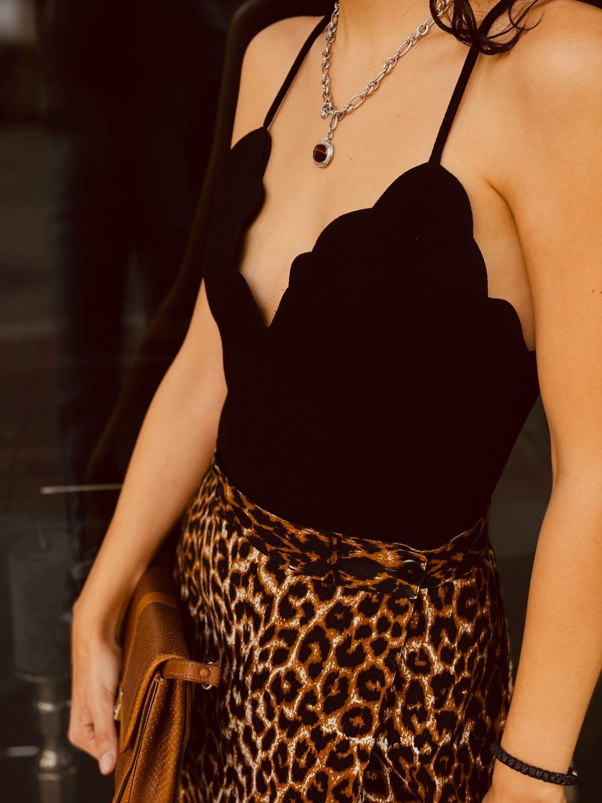 Carven crni top zanimljivog kroja