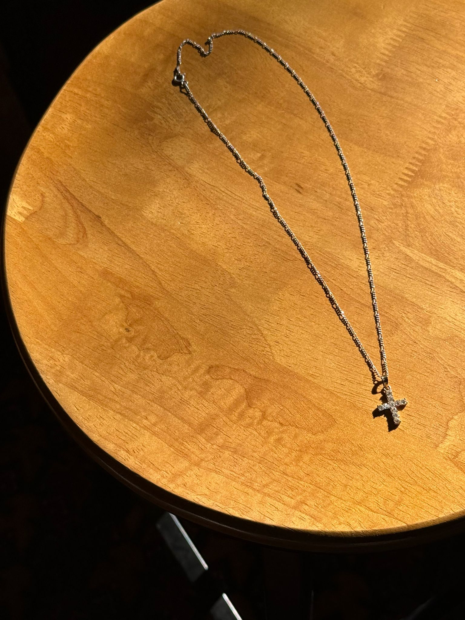 Srebrni elegantni lančić sa priveskom krsta