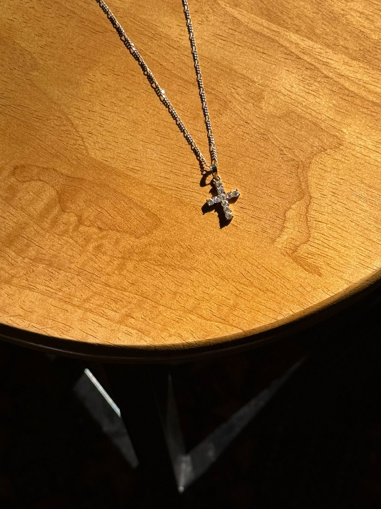 Srebrni elegantni lančić sa priveskom krsta