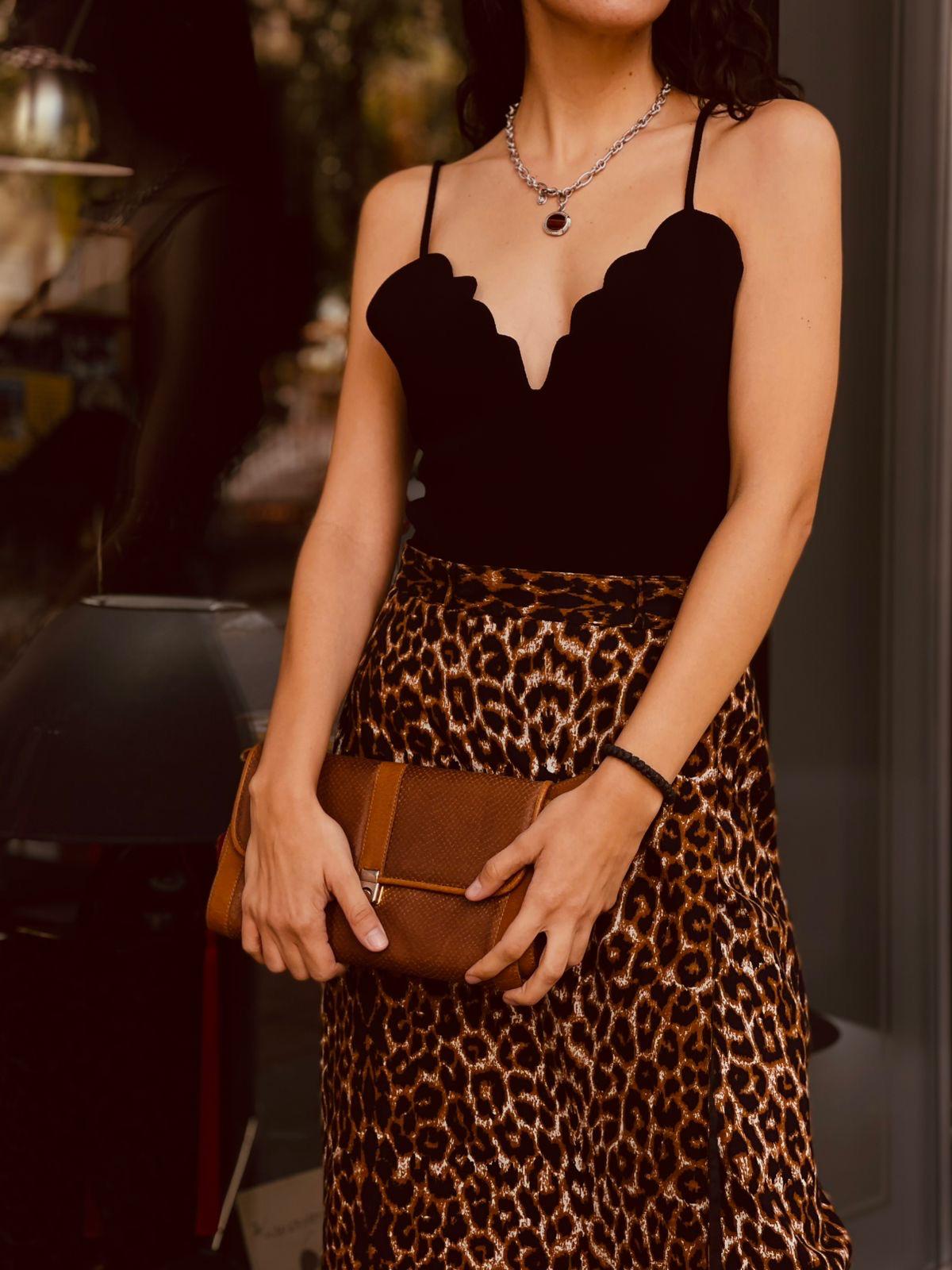 Carven crni top zanimljivog kroja