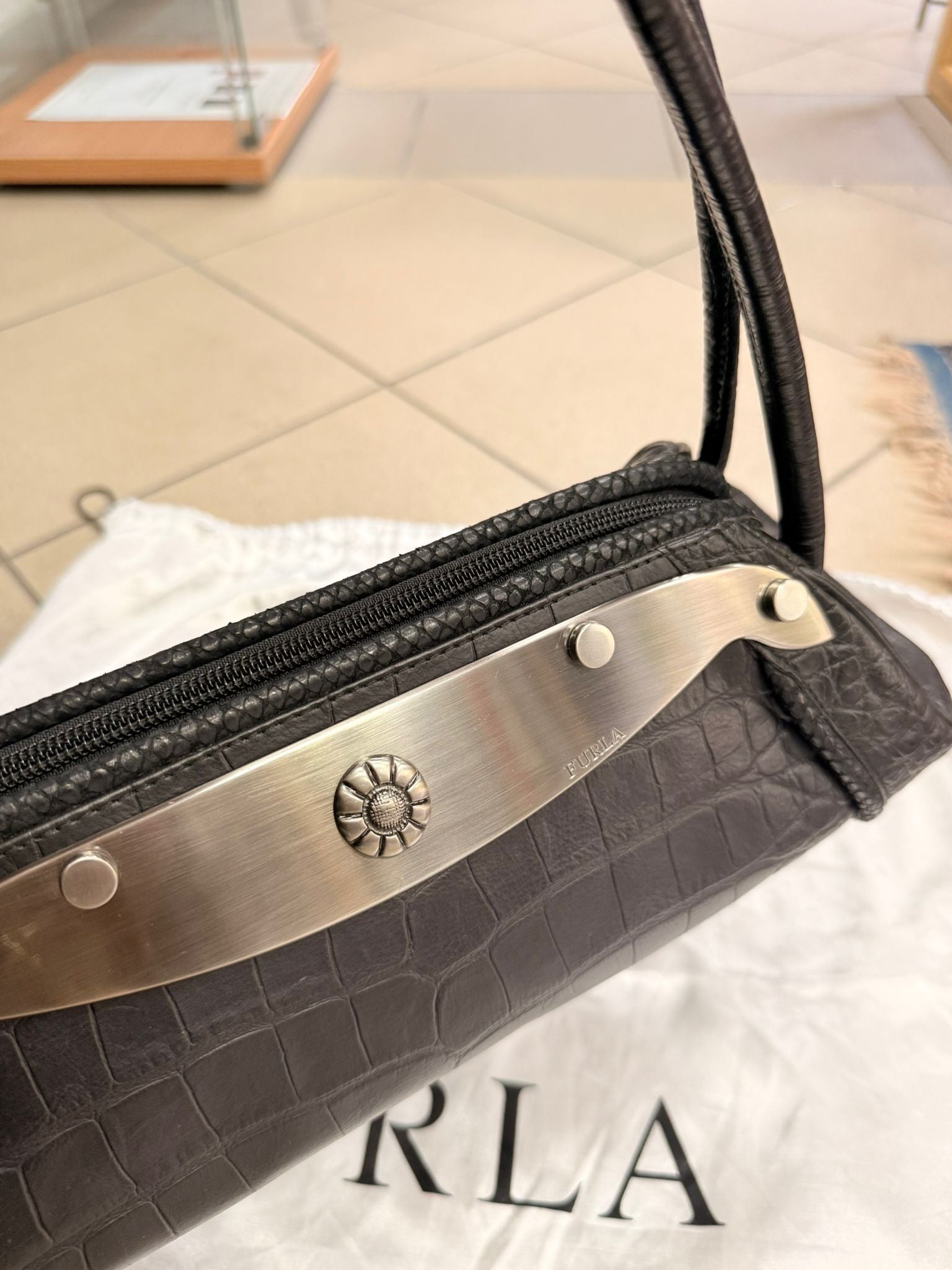 Furla manja tašna crne boje
